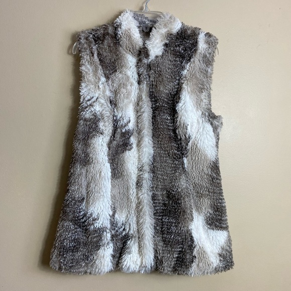 Cabi Aspen Faux Fur Vest Size Medium - Picture 7 of 16